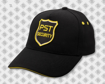 schwarzes Cap mit gelber Kante am Schirm und gewebten Aufnäher mit Wappen und Aufschrift PST SECURITY