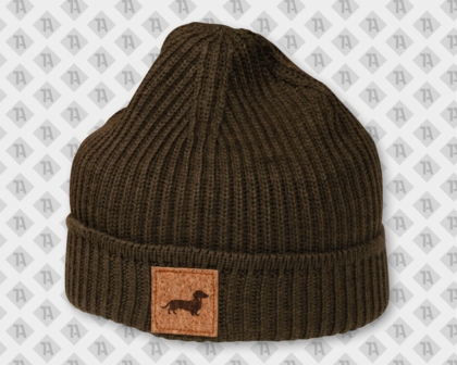 Olivfarbene Beanie-Mütze mit einem Kork-Aufnäher und Lasergravur - Motiv: Dackelprofil