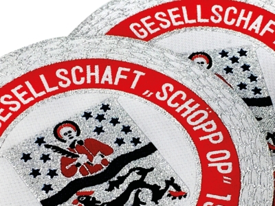 Patch Aufnäher gewebt Detail kleine Schriften filigran weben sauberes Bild als Badge feine Linien
