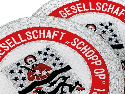 Patch Aufnäher gewebt Detail kleine Schriften filigran weben sauberes Bild als Badge feine Linien