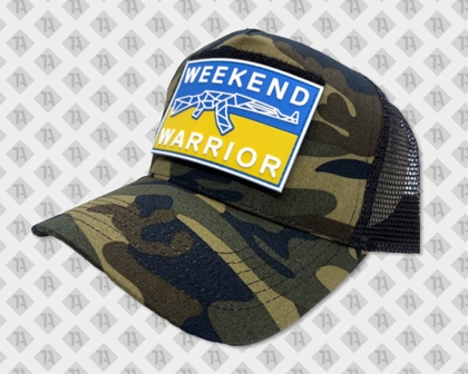 Camouflage-Basecap mit PVC Rubber Patch „Weekend Warrior“ in Blau und Gelb, Mesh-Rückseite.