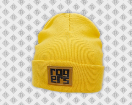 Gelbe Beanie mit eckigem Leder-Patch „Rogers“, geprägt und bedruckt mit Ziernaht.