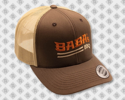 Besticktes, braunes Cap mit cremefarbenem Netz und Bestickung "BABA´s BBQ" in Creme / Orange
