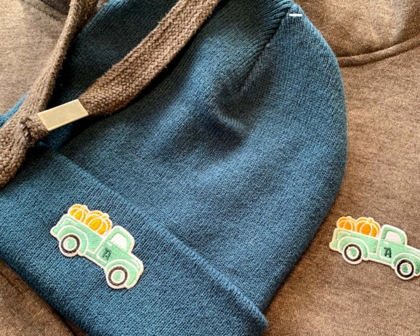 Aufnäher Kürbis-Truck – gestickter Patch auf Beanie und Hoodie aufgenäht