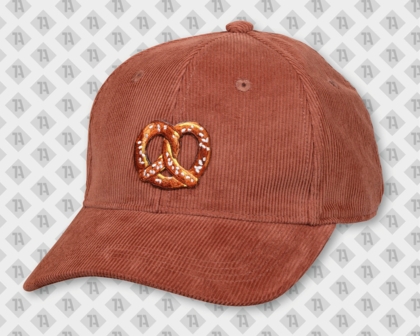 Rotbraunes Cord-Cap mit einem gestickten Bretzel-Aufnäher