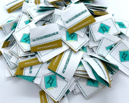 Gewebte Labels mit Faltung – 1A-TEXTILVEREDELUNG.DE, 100% Baumwolle, Logo in Türkis
