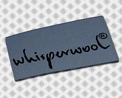 Gewebtes Etikett in Grau mit schwarzem Schriftzug „whisperwool“ - Laserschnitt