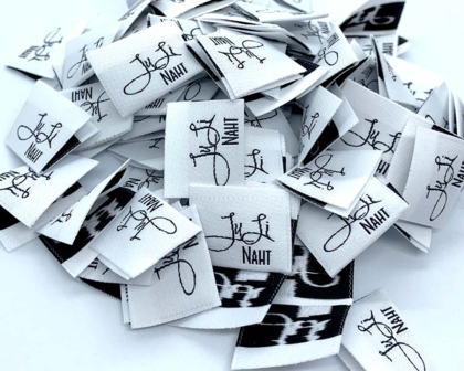 Gewebte Labels mit Faltung – Logo „JuLi NAHT“ in Schwarz auf Weiß