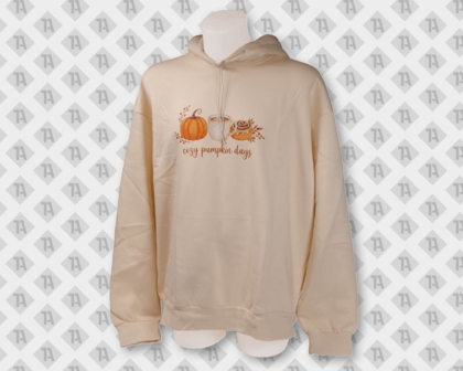 Cremefarbener Hoodie der auf der Front mit dem DTF-Motiv "Cozy Pumpkin Days" bedruckt worden ist