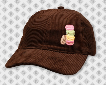 Dunkelbraunes Cord-Cap mit einem gestickten Macarons-Aufnäher