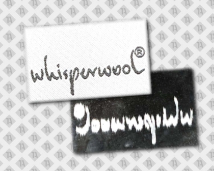 Label Laserschnitt „whisperwool“ in Weiß und Schwarz mit kontrastreichem Design