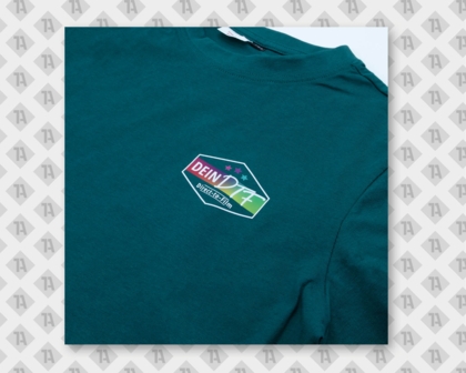 Beispielmotiv "DEIN DTF" auf einem dunkelgrünen Shirt