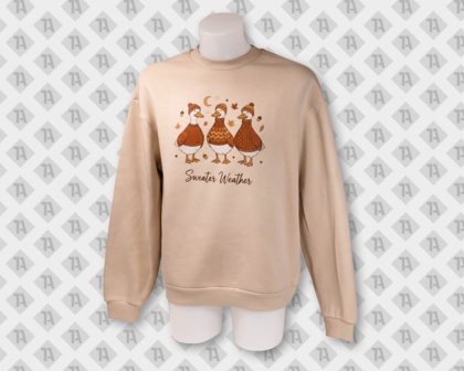 Cremefarbenes, langärmliches Sweatshirt das auf der Frontseite mit dem DTF-Motiv "Sweater Weather Gänse" bedruckt worden ist