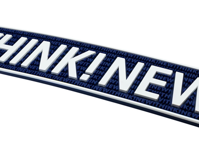 Isometrisches Bild einer dunkelblauen Barmatte mit weißem "THINK!NEW!"-Schriftzug und Rand