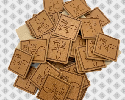 Lederlabel mit Logo „JuLi Naht“ – quadratisch, braun, mit Prägung