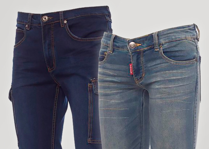 Zwei Jeanshosen in dunklem und hellerem Blau sind vor hellem Hintergrund nebeneinander dargestellt.