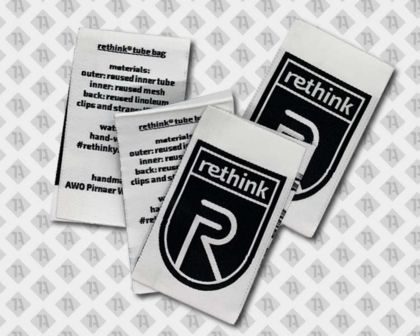 Label „rethink“ gewebt mit Text auf Rückseite, nachhaltige Markenkennzeichnung