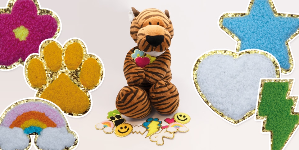 Eine Hand voll von flauschigen, goldenen Chenille-Patches in einer Collage zusammen mit einem Plüschtiger.
