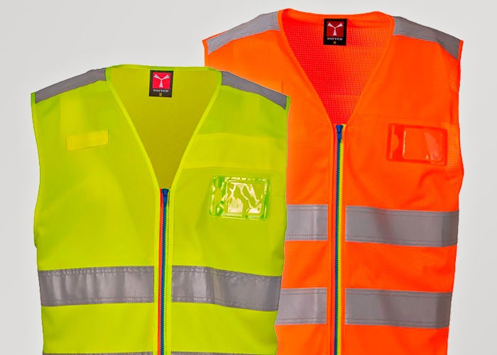 Zwei Warnwesten in Gelb und Orange mit reflektierenden Streifen stehen vor hellem Hintergrund nebeneinander.
