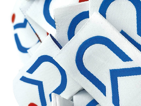 Gewebtes Label mit Laserschnitt blau weiß rot zum nähen