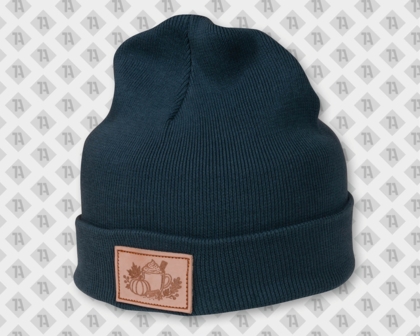Dunkelblauer Beanie mit einem hellbraunen Lederaufnäher mit einer Lasergravur - Motiv: herbstliches Pumpkin-Spice