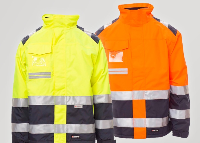 Zwei Warnschutzjacken in Gelb und Orange mit reflektierenden Streifen stehen vor hellem Hintergrund nebeneinander.