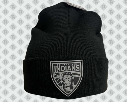 Schwarze Beanie mit PVC Rubber Patch des EC Hannover Indians in Grau und Schwarz.