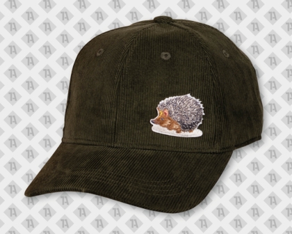Dunkelgrünes Cord-Cap mit einem kleinen gestickten Igel-Aufnäher auf der linken Seite