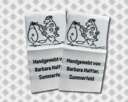 Gewebtes Etikett mit Schaf-Motiv und Text „Handgewebt von Barbara Halfter, Sommerfeld“