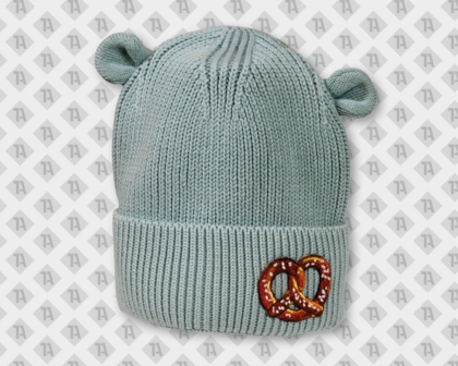 hellblauer Kleinkinder-Beanie mit Bärenohren und einem gestickten Brezel-Aufnäher