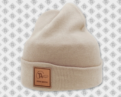 Beispielfoto wie ein Leder/Kunstleder-Aufnäher mit Lasergravur und Beanie aussehen kann