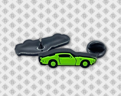 Gummipin in Autoform – Konturgeschnittener Rubber Pin in Neon-Grün mit Metallrückseite