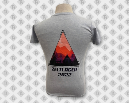 Rückseite eines grauen Shirts das mit einem rückenfüllendem Druck mit dem Motiv "Zeltlager 2022" bedruckt worden ist