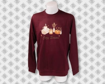 Dunkelrotes, langärmliges Shirt das mit dem herbstlichen DTF-Motiv "Cozy Season" bedruckt worden ist