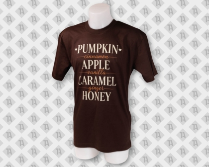Dunkelrotes Shirt das auf der Frontseite mit dem DTF-Motiv "Pumpkin Spice Rezept" bedruckt worden ist