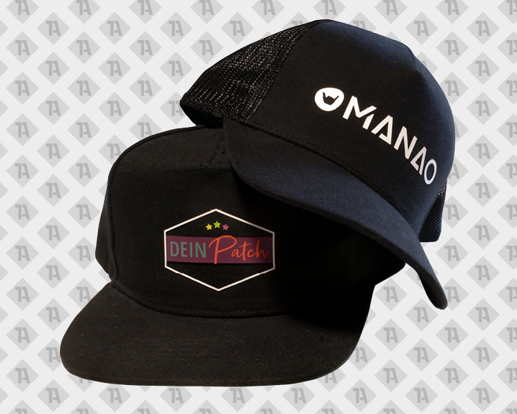 Zwei Schwarze Caps mit 3D-Applikationen auf der Stirnseite - einmal Motiv 1A Dein Patch und einmal mit Motiv/Logo Manao