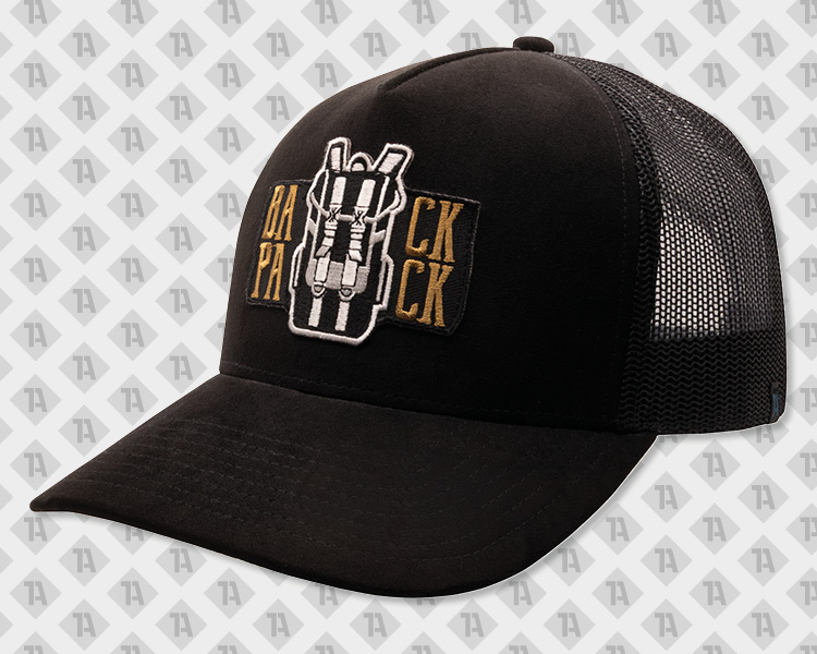 Schwarze Trucker-Cap mit Mesh, Patch mit schwarz-weißem Rucksack, goldene BACKPACK-Lettern, kleines TA-Label am Netz