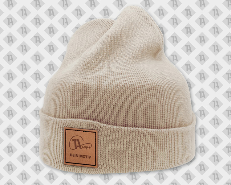 Beispielfoto wie ein Leder/Kunstleder-Aufnäher mit Lasergravur und Beanie aussehen kann