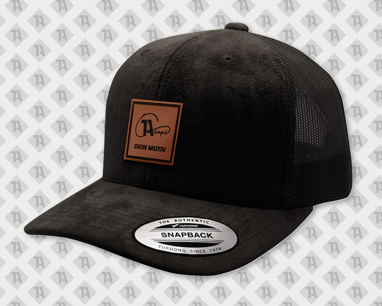 Beispielfoto wie ein Leder/Kunstleder-Aufnäher mit Lasergravur und Cap aussehen kann