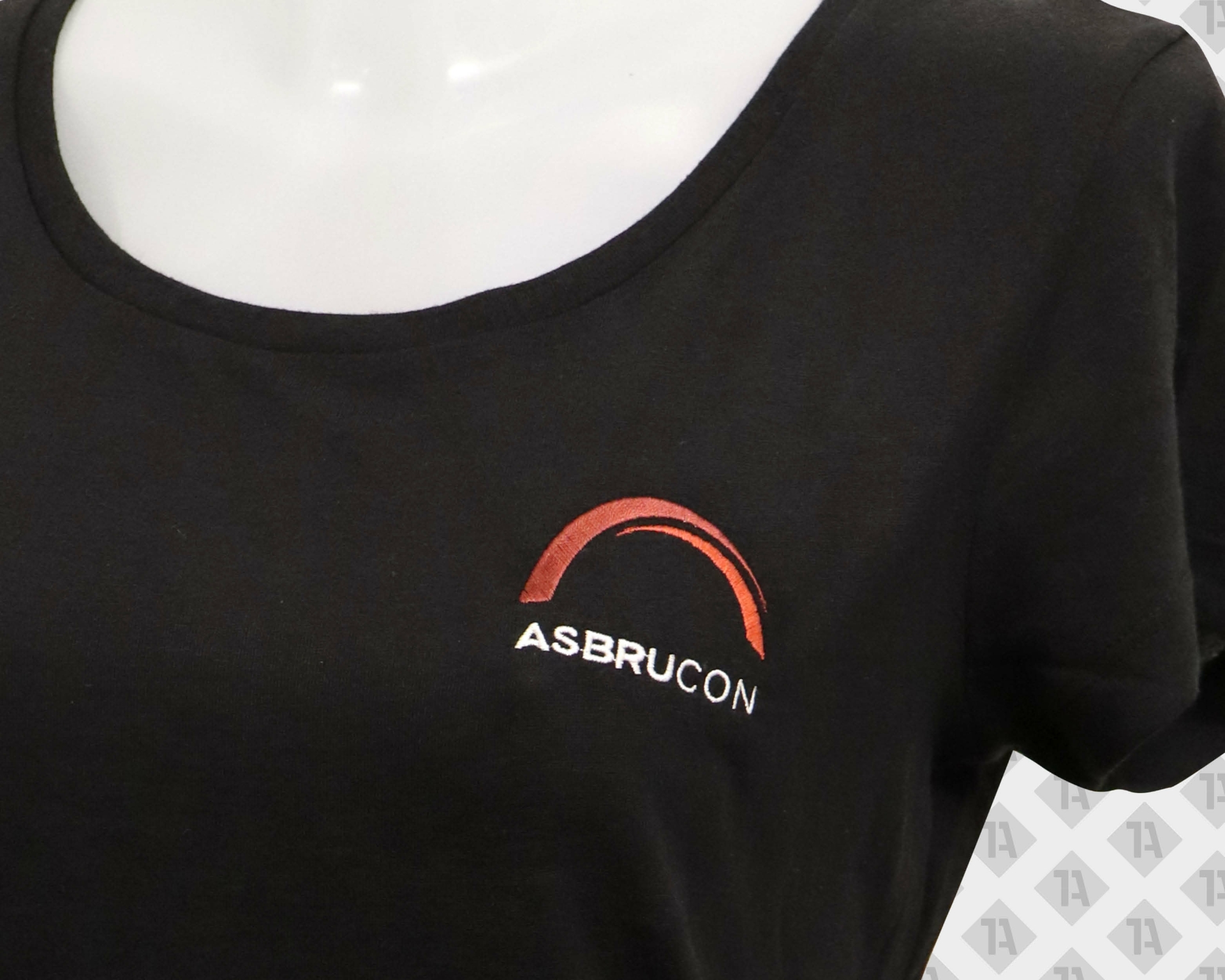 Direktstick Hoody Brust von Asbrucon in weiß rot Firmen Textilveredelung Embroidery Branding