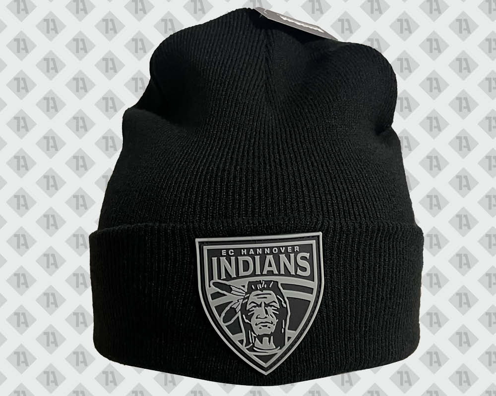 Schwarze Beanie mit PVC Rubber Patch des EC Hannover Indians in Grau und Schwarz.