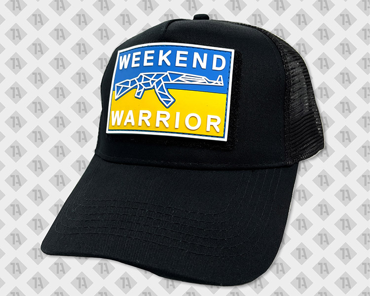 Aufnähservice Cap schwarz mit PVC Rubber Patch Weekend Warrior Veredelung