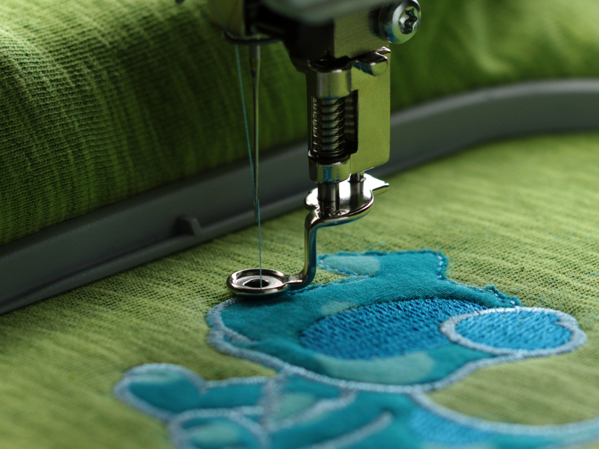 Stick Embroidery Details Nähen Farbenfroh Garn Hund auf Stoff blau grün Stickmaschine Textilexperten